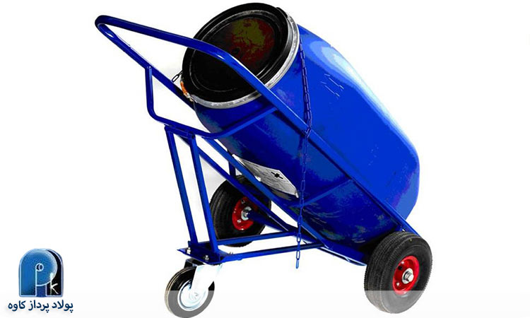 چرخ دستی در جابه جایی بشکه های فلزی