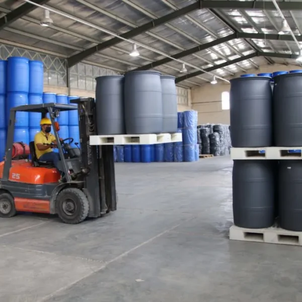 1. در صنعت نفت، کدام نوع بشکه بیشتر استفاده می شود؟ بشکه های فلزی Tight-Head (درب بسته) با ظرفیت ۲۰۰ لیتر، به دلیل ایمنی بالا و جلوگیری از نشت، پرکاربردترین نوع در صنعت نفت هستند. 2. آیا بشکه های HDPE برای مواد خورنده در صنعت پتروشیمی مناسب اند؟ بله، بشکه های HDPE به ویژه در برابر اسیدها و بازهای قوی مقاوم اند و برای مواد خورنده انتخابی مناسب و اقتصادی هستند. 3. در رنگ سازی، چرا از بشکه های Open-Head استفاده می شود؟ چون برخی مواد مانند رزین یا خمیر رنگ نیاز به تخلیه دستی دارند و بشکه های درب باز امکان دسترسی آسان تری را فراهم می کنند. 4. آیا بشکه های صنعتی صادراتی باید استاندارد خاصی داشته باشند؟ بله، برای صادرات مواد شیمیایی و خطرناک، بشکه ها باید دارای علامت UN و تطابق با استانداردهای حمل بین المللی مانند IMDG و ADR باشند. 5. پوشش داخلی بشکه ها چه نقشی دارد؟ کاربرد بشکه های صنعتی در صنایع نفت، پتروشیمی و رنگ سازی