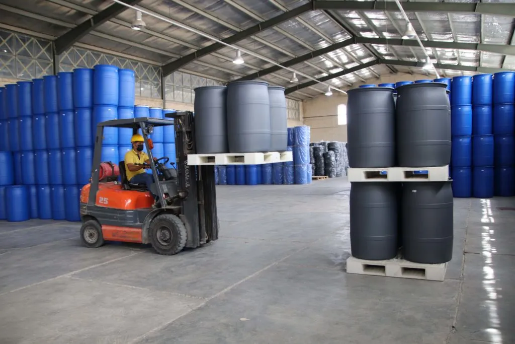 1. در صنعت نفت، کدام نوع بشکه بیشتر استفاده می شود؟ بشکه های فلزی Tight-Head (درب بسته) با ظرفیت ۲۰۰ لیتر، به دلیل ایمنی بالا و جلوگیری از نشت، پرکاربردترین نوع در صنعت نفت هستند. 2. آیا بشکه های HDPE برای مواد خورنده در صنعت پتروشیمی مناسب اند؟ بله، بشکه های HDPE به ویژه در برابر اسیدها و بازهای قوی مقاوم اند و برای مواد خورنده انتخابی مناسب و اقتصادی هستند. 3. در رنگ سازی، چرا از بشکه های Open-Head استفاده می شود؟ چون برخی مواد مانند رزین یا خمیر رنگ نیاز به تخلیه دستی دارند و بشکه های درب باز امکان دسترسی آسان تری را فراهم می کنند. 4. آیا بشکه های صنعتی صادراتی باید استاندارد خاصی داشته باشند؟ بله، برای صادرات مواد شیمیایی و خطرناک، بشکه ها باید دارای علامت UN و تطابق با استانداردهای حمل بین المللی مانند IMDG و ADR باشند. 5. پوشش داخلی بشکه ها چه نقشی دارد؟ کاربرد بشکه های صنعتی در صنایع نفت، پتروشیمی و رنگ سازی